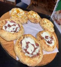 Esfiha de Calabresa Com Catupiry